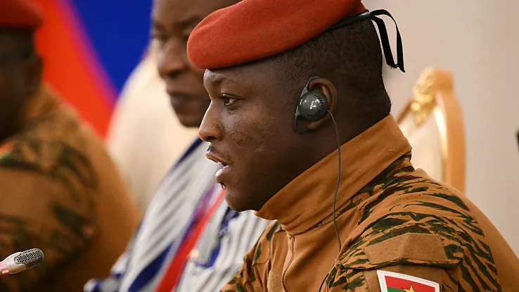 Burkina Faso : trois ans après son arrivée au pouvoir, Ibrahim Traoré toujours confronté à l’insécurité